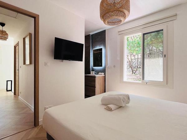 VILLA HOLISTIKA : BED AND BREAKFAST / POOL / AIR CONDITIONING/ MONT FARON TOULON : photo 1 de la chambre chambre lit queen-size