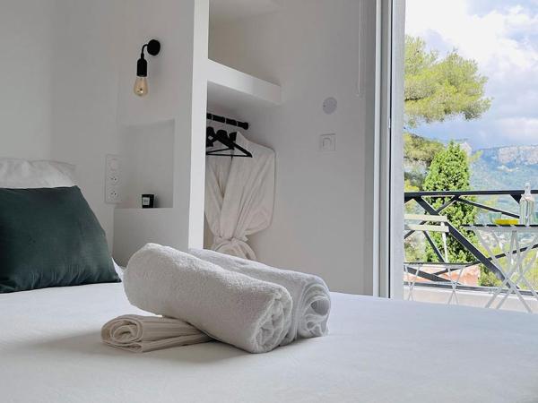 VILLA HOLISTIKA : BED AND BREAKFAST / POOL / AIR CONDITIONING/ MONT FARON TOULON : photo 5 de la chambre chambre lit queen-size - vue sur piscine
