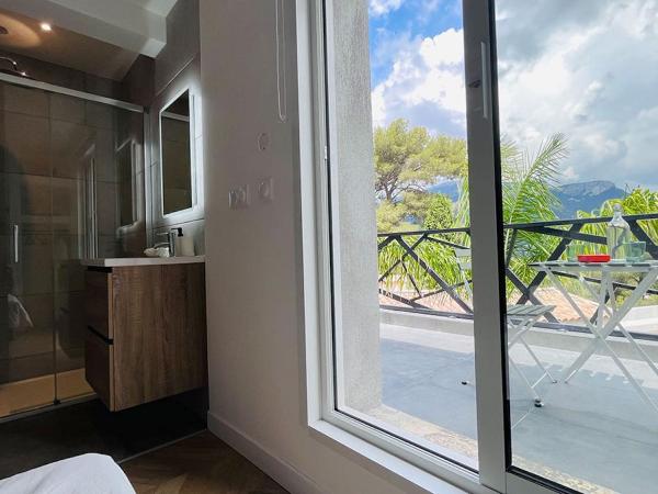 VILLA HOLISTIKA : BED AND BREAKFAST / POOL / AIR CONDITIONING/ MONT FARON TOULON : photo 3 de la chambre chambre lit queen-size - vue sur piscine