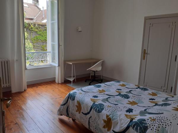 La Maison NP : photo 2 de la chambre chambre double avec salle de bains privative