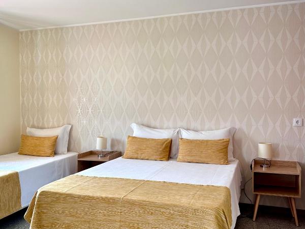 Enjoy Viana - Guest House : photo 1 de la chambre chambre triple avec salle de bains privative