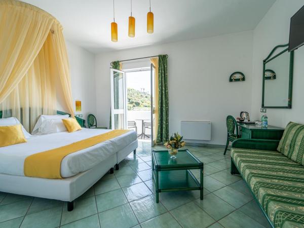 Borgo Romantica - Resort & Spa : photo 8 de la chambre suite junior avec accès au parc thermal - vue sur mer