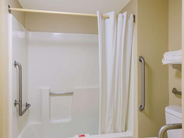 Econo Lodge : photo 3 de la chambre king room - disability access/ roll in shower, 1st floor - non smoking