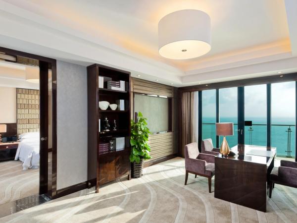 Four Points by Sheraton Hainan, Sanya : photo 3 de la chambre suite junior lit king-size plus spacieuse avec balcon - vue sur océan