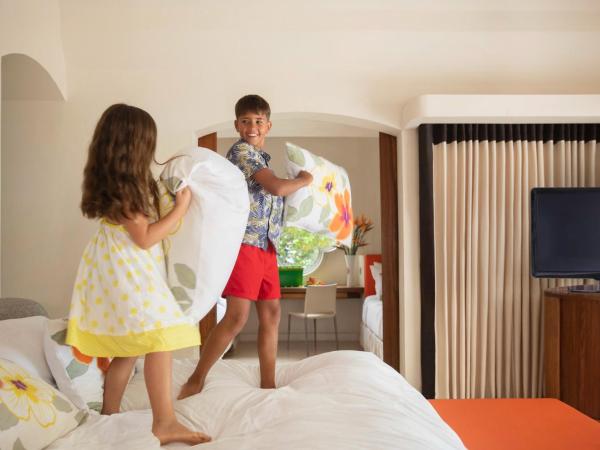 SO/ Sofitel Mauritius : photo 8 de la chambre villa lit king-size familiale so avec jardin privé et petite piscine - côté plage