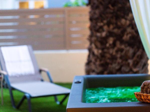 Theartemis Palace : photo 4 de la chambre chambre supérieure avec jacuzzi extérieur