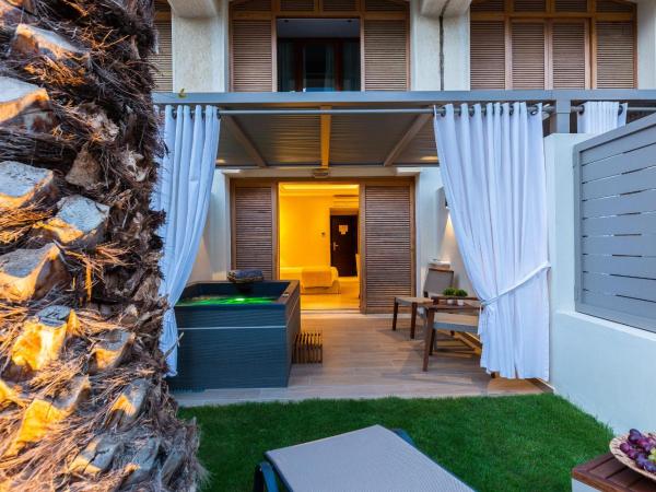 Theartemis Palace : photo 3 de la chambre chambre supérieure avec jacuzzi extérieur