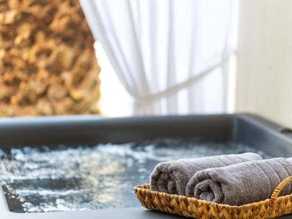 Theartemis Palace : photo 8 de la chambre chambre supérieure avec jacuzzi extérieur