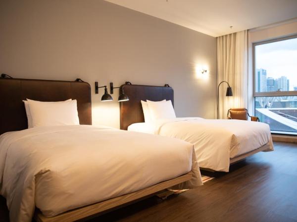 Moxy Shenzhen North Station : photo 2 de la chambre chambre lits jumeaux standard - vue sur ville