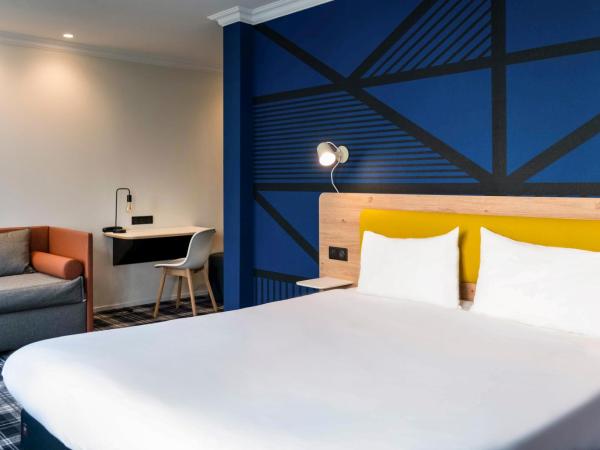 Ibis Styles Colmar Centre : photo 3 de la chambre suite familiale standard avec 1 lit double et lits jumeaux