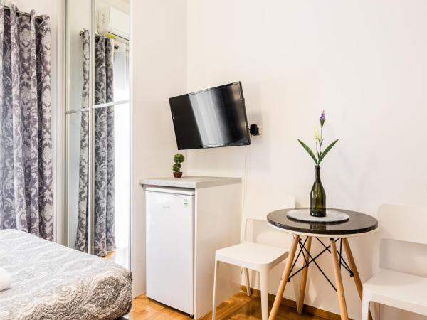 Nicholas Point Apartments and Rooms : photo 6 de la chambre studio avec balcon