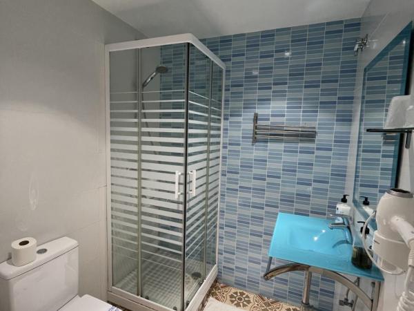 Hostal Nova Barcelona : photo 3 de la chambre chambre double ou lits jumeaux avec salle de bains privative