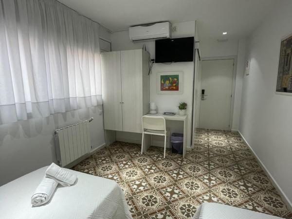 Hostal Nova Barcelona : photo 2 de la chambre chambre double ou lits jumeaux avec salle de bains privative