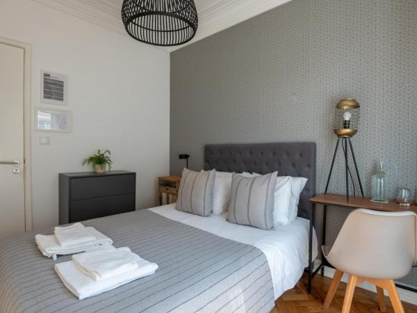 DuMont Lisbon Guesthouse : photo 2 de la chambre chambre double avec balcon et salle de bains commune
