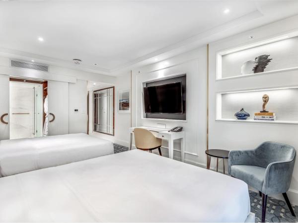 AZUR Legacy Collection Hotel : photo 6 de la chambre chambre supérieure avec 2 lits queen-size