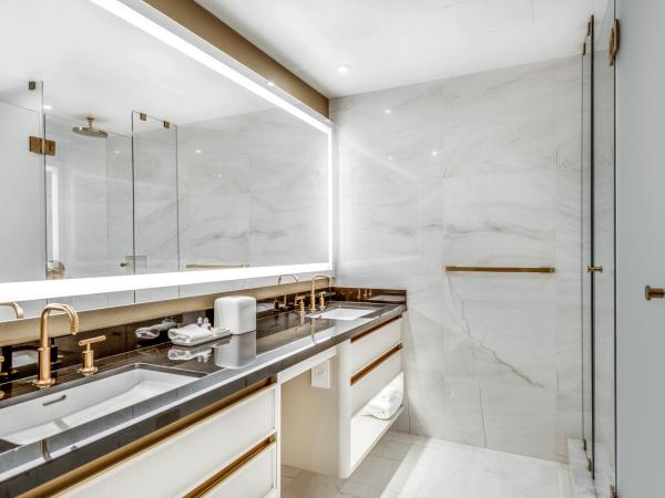 AZUR Legacy Collection Hotel : photo 7 de la chambre chambre supérieure avec 2 lits queen-size