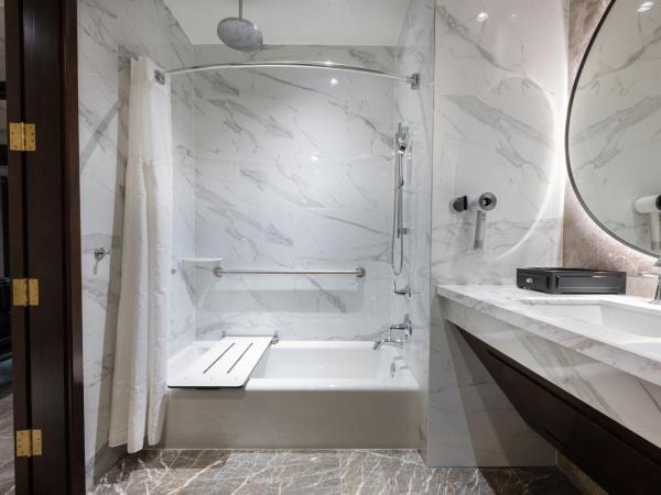 Blossom Hotel Houston : photo 2 de la chambre deluxe ada 2 queens studio bathtub