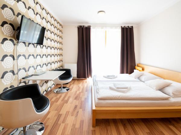 Hotel Garni Pod Skalkou : photo 1 de la chambre chambre double avec balcon ou terrasse 