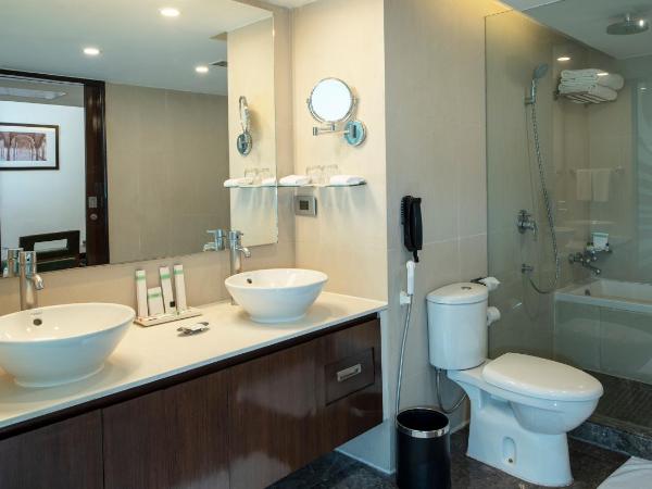 Four Points by Sheraton Jaipur, City Square : photo 2 de la chambre deluxe suite with complimentary one way airport transfer & cocktails and snacks everyday at 01st story bar (6 pm to 8 pm)