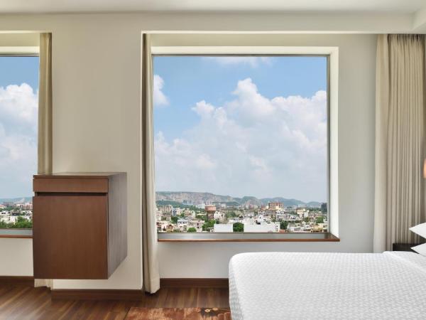 Four Points by Sheraton Jaipur, City Square : photo 1 de la chambre deluxe suite with complimentary one way airport transfer & cocktails and snacks everyday at 01st story bar (6 pm to 8 pm)