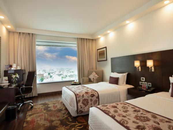 Four Points by Sheraton Jaipur, City Square : photo 2 de la chambre club twin room (happy hours 2 pint of beer complimentary, cocktails and snacks everyday at 01st story bar (6 pm to 8 pm))