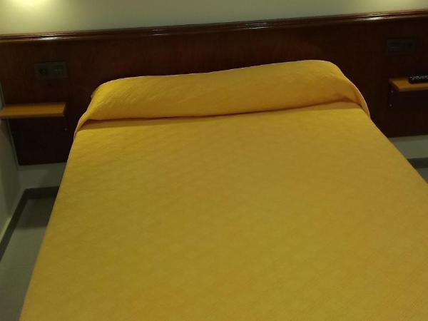 Hostal Bisbal ONLY ADULTS NO AC : photo 1 de la chambre chambre double