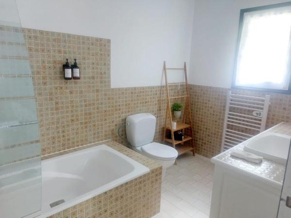 L'échappée, Chambres et Tables d'hôtes : photo 6 de la chambre chambre double - vue sur jardin