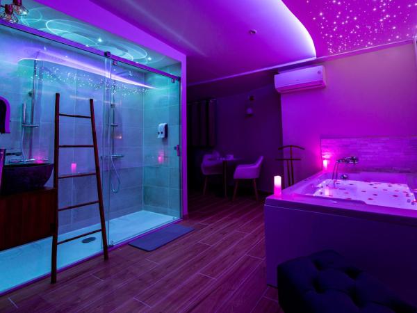 Studio romantique jacuzzi ou spa balneo privatif et jardin Au temps des cerises La Ciotat : photo 8 de la chambre studio avec baignoire spa