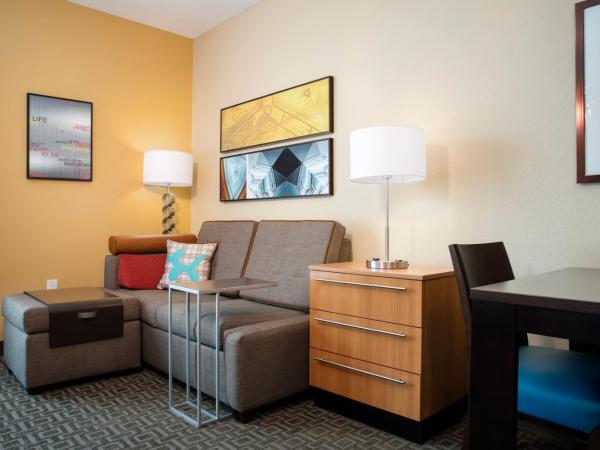 TownePlace Suites Orlando at FLAMINGO CROSSINGS® Town Center/Western Entrance : photo 1 de la chambre suite 2 lits queen-size avec canapé-lit