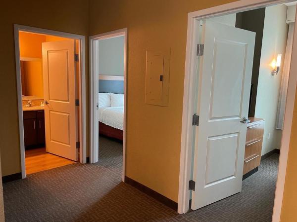 TownePlace Suites Orlando at FLAMINGO CROSSINGS® Town Center/Western Entrance : photo 2 de la chambre suite lit queen-size 2 chambres avec canapé-lit