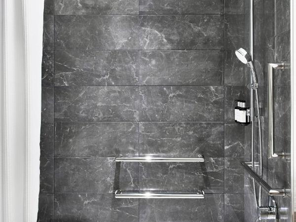 AC Hotel by Marriott Houston Downtown : photo 2 de la chambre chambre lit king-size avec baignoire adaptée aux personnes à mobilité réduite