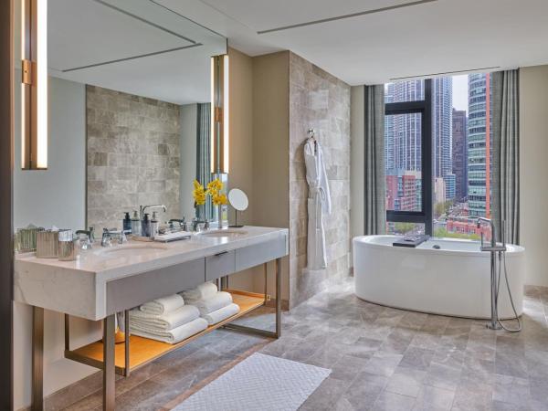 The St. Regis Chicago : photo 3 de la chambre chambre lit king-size de luxe - vue sur rivière