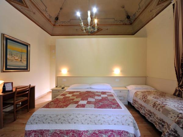 Hotel Iris : photo 1 de la chambre chambre triple