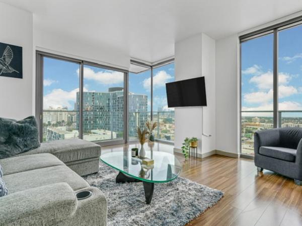 Modern Luxury 2 Bed with Panoramic City Views in Downtown LA : photo 1 de la chambre appartement supérieur