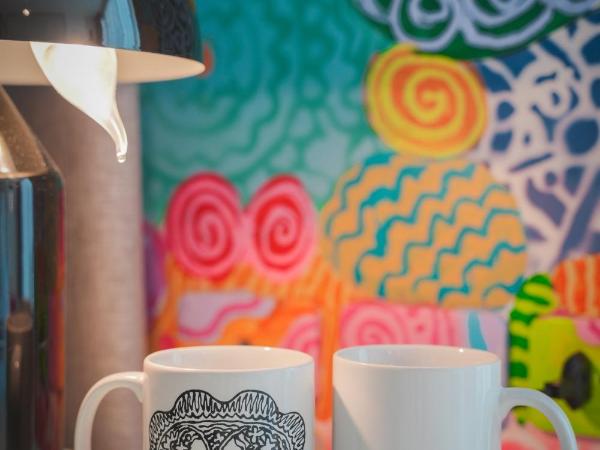 Art Mai Gallery Nimman Hotel Chiang Mai - SHA Plus : photo 7 de la chambre hébergement signature de l'artiste par chalit