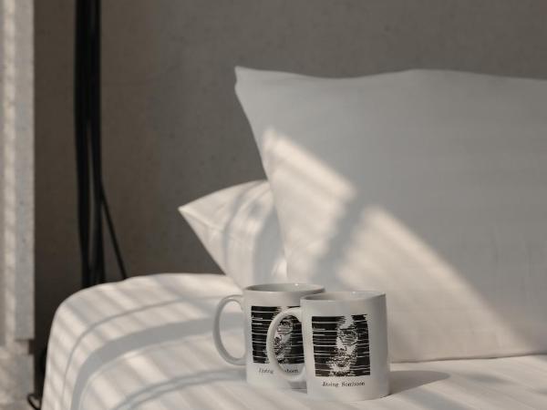 Art Mai Gallery Nimman Hotel Chiang Mai - SHA Plus : photo 2 de la chambre hébergement signature de l'artiste par jitsing