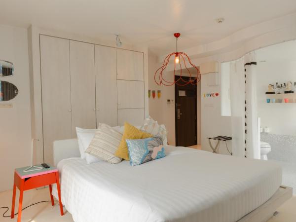 Art Mai Gallery Nimman Hotel Chiang Mai - SHA Plus : photo 10 de la chambre hébergement signature de l'artiste par chalit