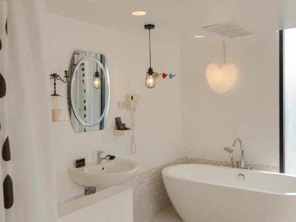 Art Mai Gallery Nimman Hotel Chiang Mai - SHA Plus : photo 9 de la chambre hébergement signature de l'artiste par chalit