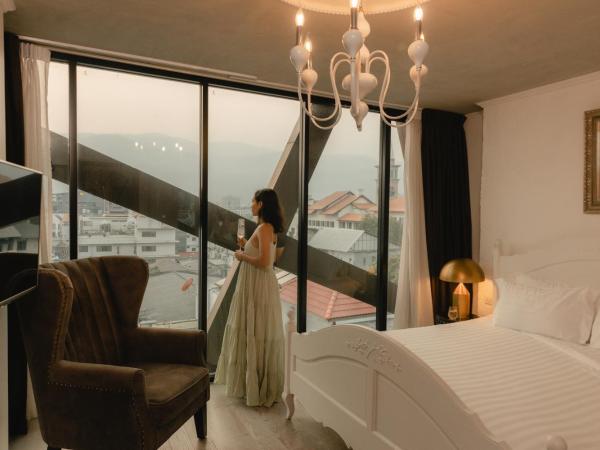 Art Mai Gallery Nimman Hotel Chiang Mai - SHA Plus : photo 4 de la chambre hébergement signature de l'artiste par charoon