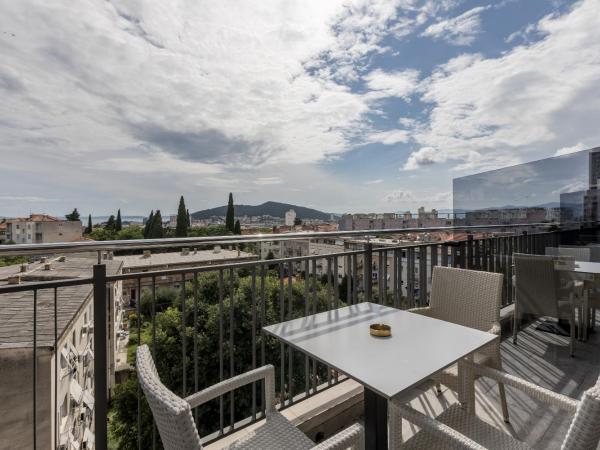 Art Hotel : photo 3 de la chambre suite junior avec balcon