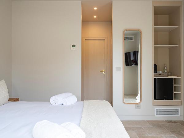 Lou Cagnard : photo 7 de la chambre chambre lit king-size - vue sur piscine