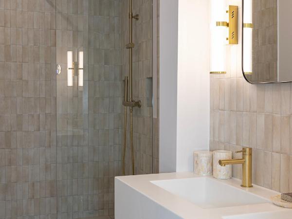 Lou Cagnard : photo 4 de la chambre chambre lit king-size - vue sur piscine