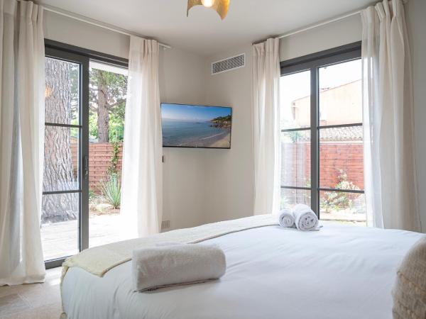 Lou Cagnard : photo 5 de la chambre chambre lit king-size - vue sur piscine