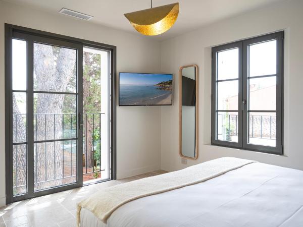 Lou Cagnard : photo 1 de la chambre chambre lit king-size - vue sur piscine