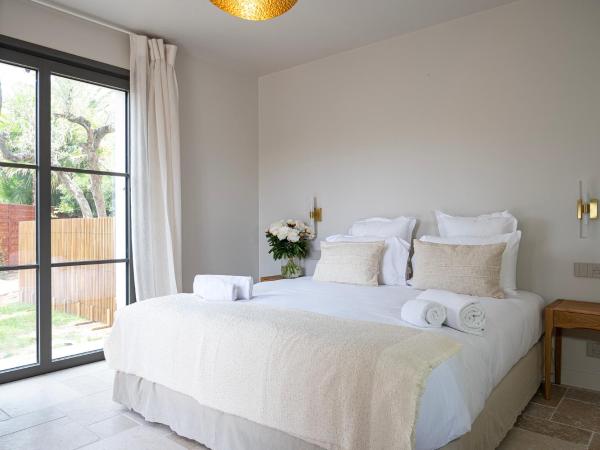 Lou Cagnard : photo 2 de la chambre chambre lit king-size - vue sur piscine