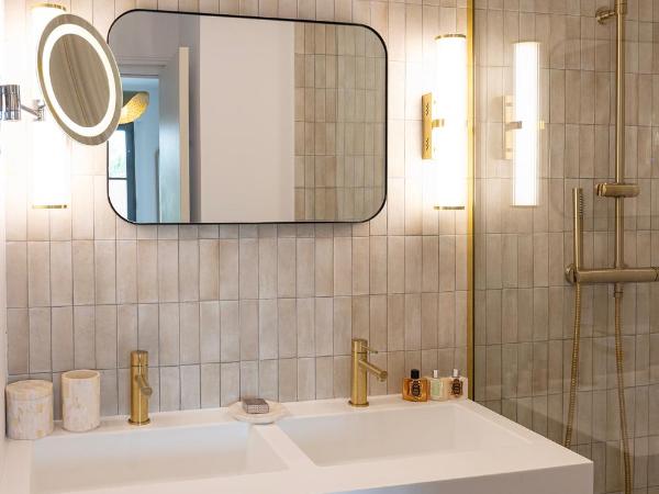 Lou Cagnard : photo 3 de la chambre chambre lit king-size - vue sur piscine