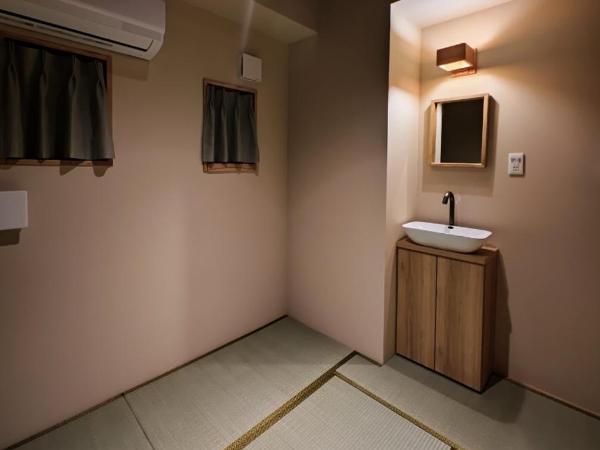 2023年6月開業 サカエ ゲストハウス : photo 2 de la chambre chambre lits jumeaux avec toilettes communes