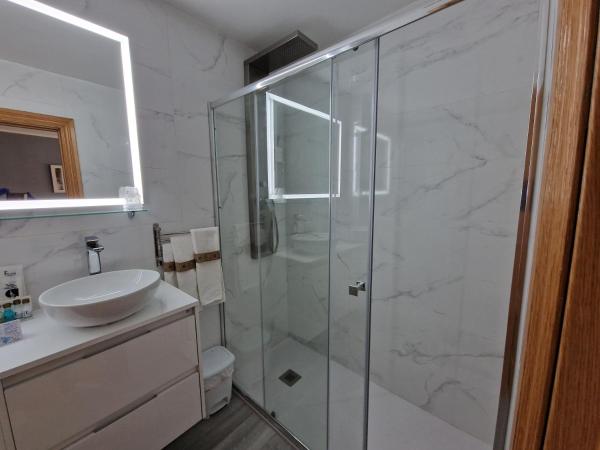 Hostal Fidalgo : photo 3 de la chambre chambre quadruple avec salle de bains privative