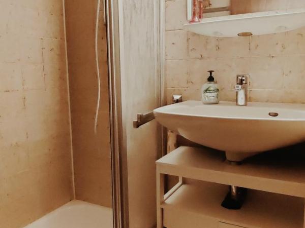 Spacious & comfortable guestrooms w private bathrooms near Koelnmesse & Lanxess Arena, free parking, highspeed WiFi : photo 8 de la chambre chambre double avec salle de bains privative