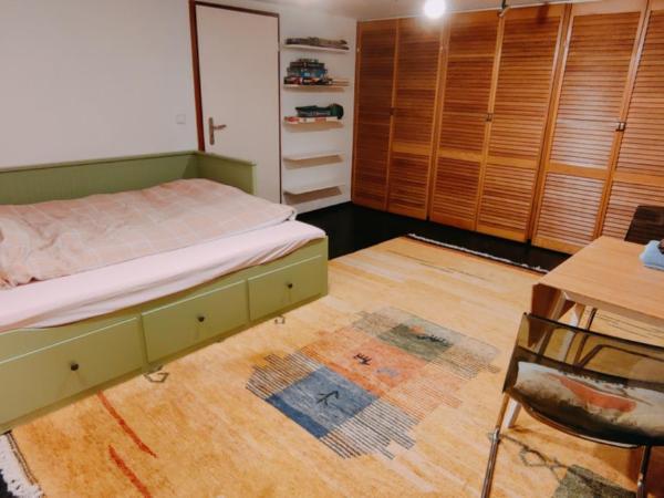 Spacious & comfortable guestrooms w private bathrooms near Koelnmesse & Lanxess Arena, free parking, highspeed WiFi : photo 4 de la chambre chambre double avec salle de bains privative